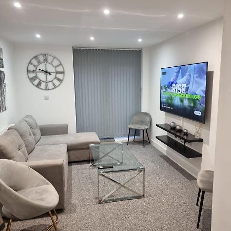 Classic 2 Bed Apartment In Oldkent Road Лондон Екстериор снимка