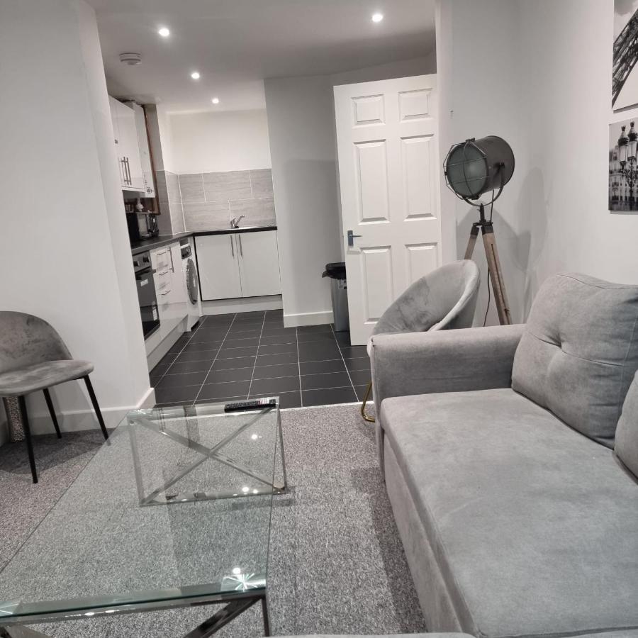 Classic 2 Bed Apartment In Oldkent Road Лондон Екстериор снимка