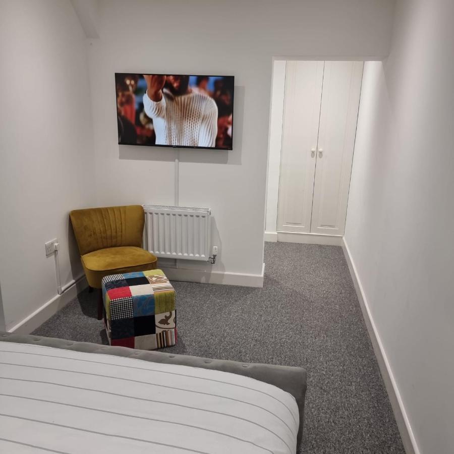 Classic 2 Bed Apartment In Oldkent Road Лондон Екстериор снимка