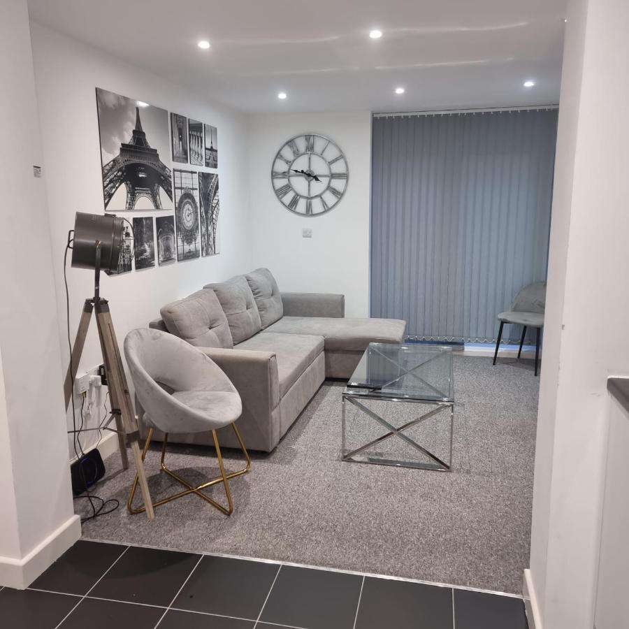 Classic 2 Bed Apartment In Oldkent Road Лондон Екстериор снимка