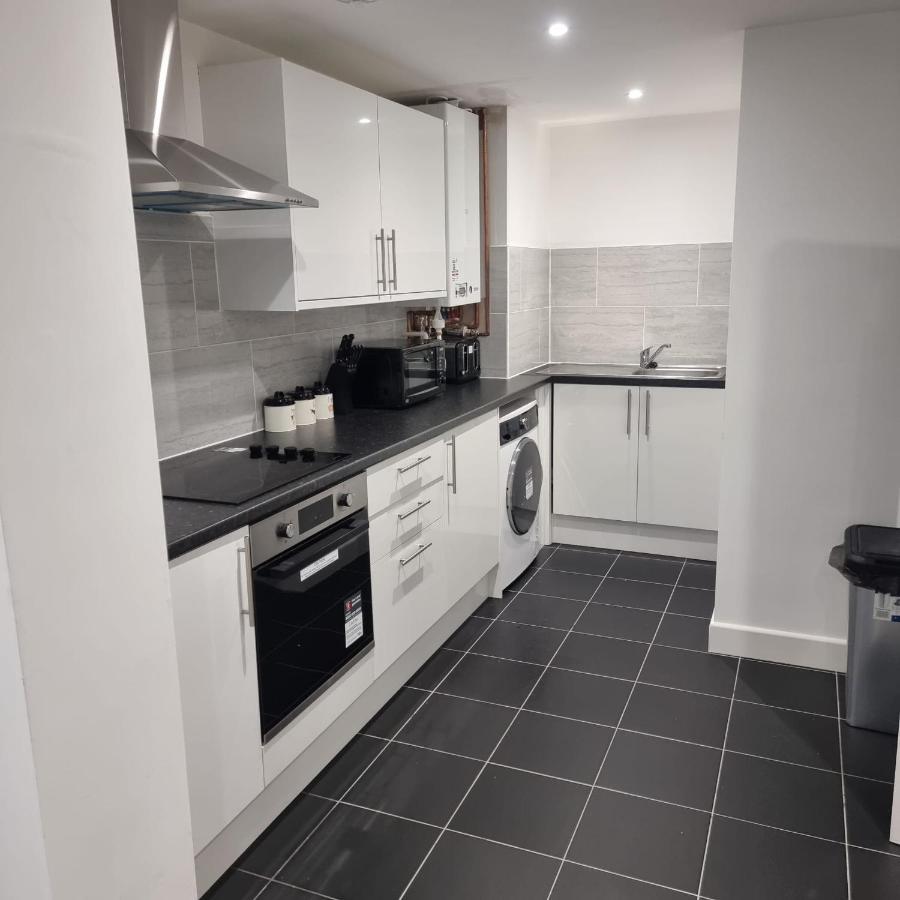 Classic 2 Bed Apartment In Oldkent Road Лондон Екстериор снимка