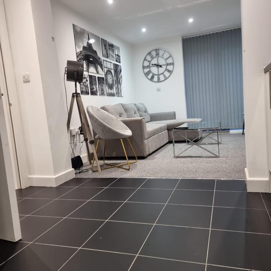 Classic 2 Bed Apartment In Oldkent Road Лондон Екстериор снимка