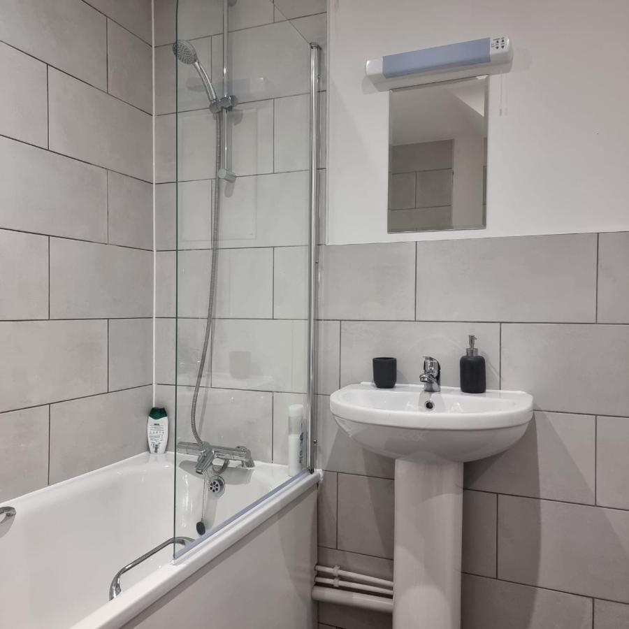 Classic 2 Bed Apartment In Oldkent Road Лондон Екстериор снимка