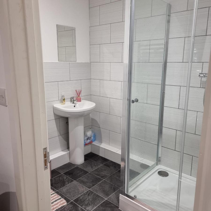 Classic 2 Bed Apartment In Oldkent Road Лондон Екстериор снимка