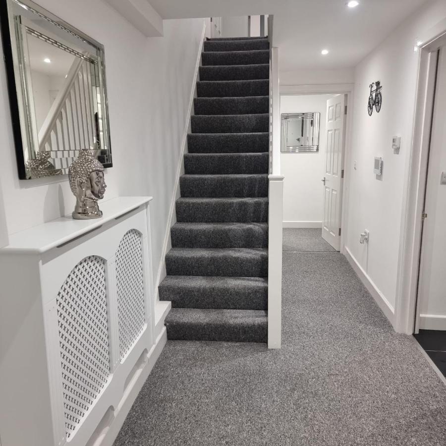 Classic 2 Bed Apartment In Oldkent Road Лондон Екстериор снимка