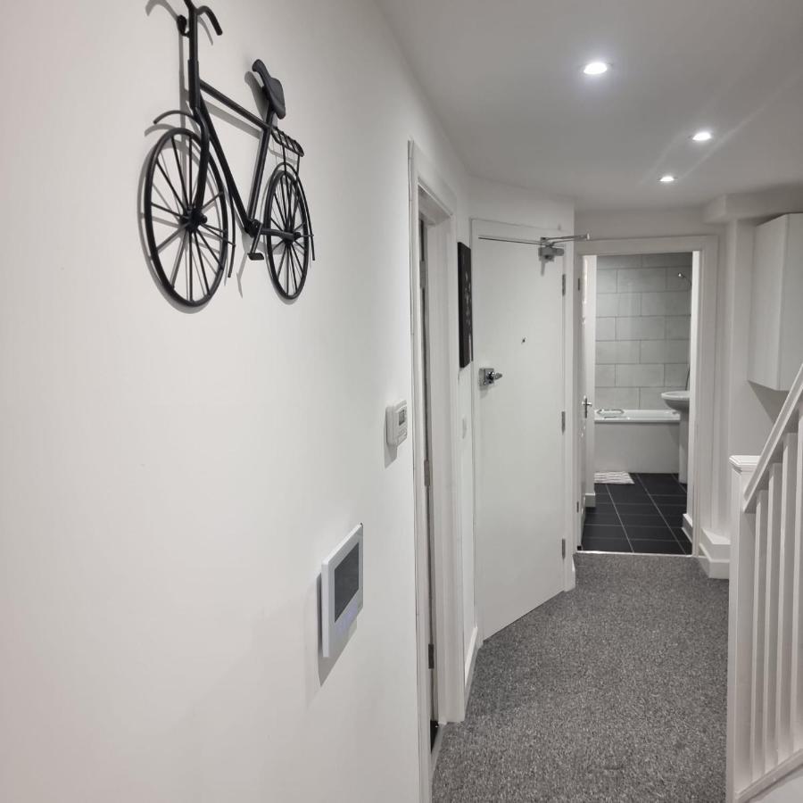 Classic 2 Bed Apartment In Oldkent Road Лондон Екстериор снимка