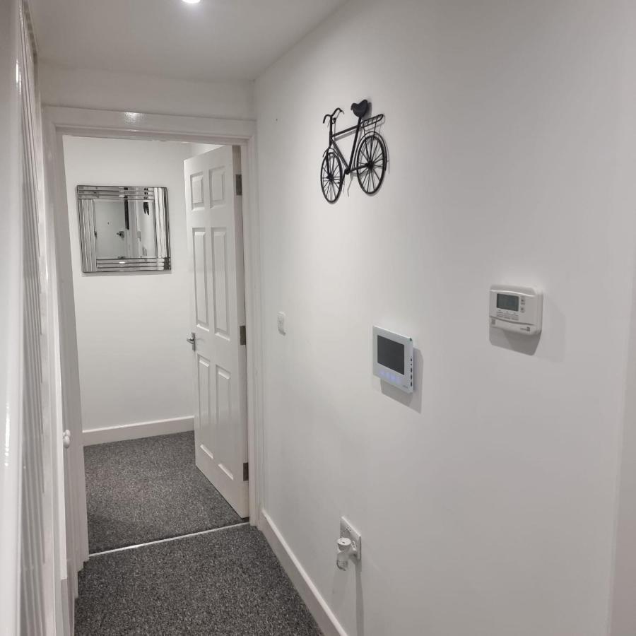 Classic 2 Bed Apartment In Oldkent Road Лондон Екстериор снимка