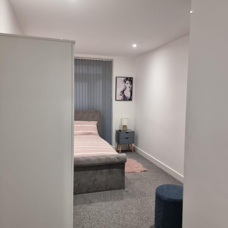 Classic 2 Bed Apartment In Oldkent Road Лондон Екстериор снимка