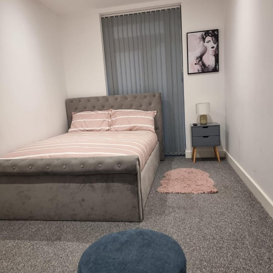 Classic 2 Bed Apartment In Oldkent Road Лондон Екстериор снимка