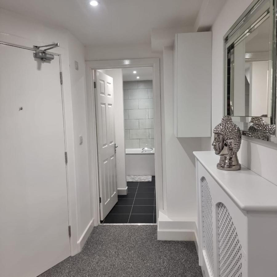 Classic 2 Bed Apartment In Oldkent Road Лондон Екстериор снимка